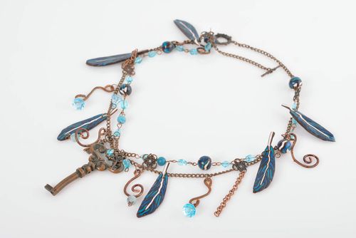 Handgemachtes Collier mit Anhänger Schlüssel und Perlen aus Naturstein Achat - MADEheart.com