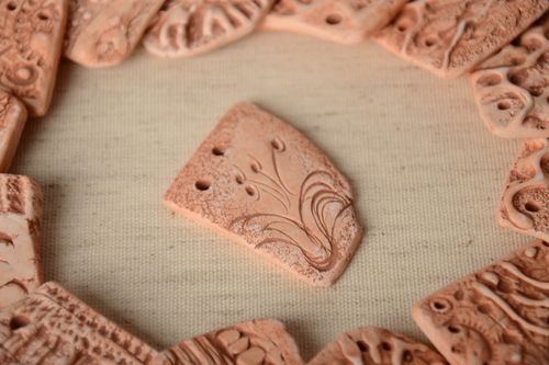 Красивая заготовка из глины ручной работы под роспись в виде кулона - MADEheart.com