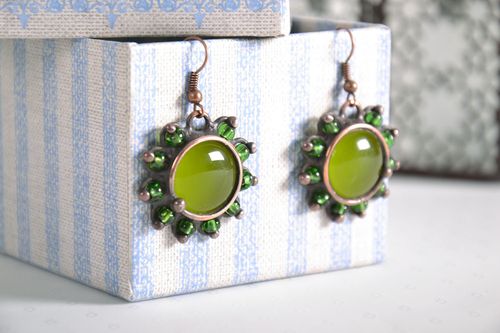 Green glass and metal earrings - MADEheart.com