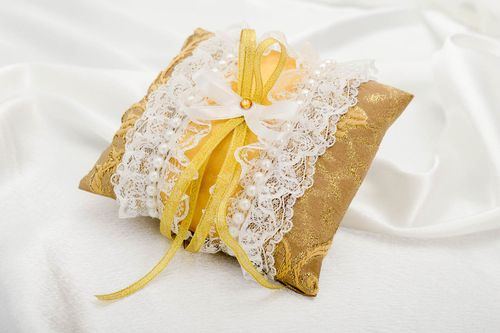 Свадебный аксессуар хэнд мэйд золотистая подушечка для колец атрибут для свадьбы - MADEheart.com