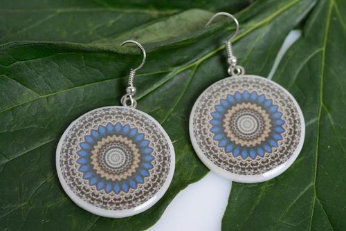 Runde Damen Ohrringe aus Polymerton mit Muster in Decoupage Handarbeit - MADEheart.com