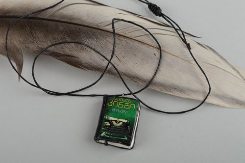 Ciondolo libro in argilla bianca fatto a mano accessorio originale con stampa - MADEheart.com