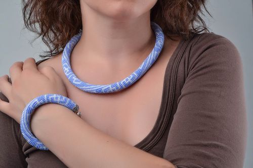 Conjunto de accesorios de abalorios artesanal collar y pulsera azules  - MADEheart.com