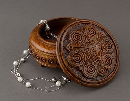 Scrignetto intagliato fatto a mano Cofanetto di legno Scrigno rotondo - MADEheart.com