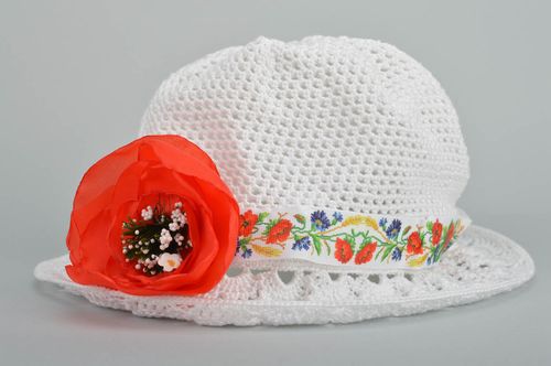 Вязаная шляпка для девочки белая с красным цветком мака с полями ручная работа - MADEheart.com