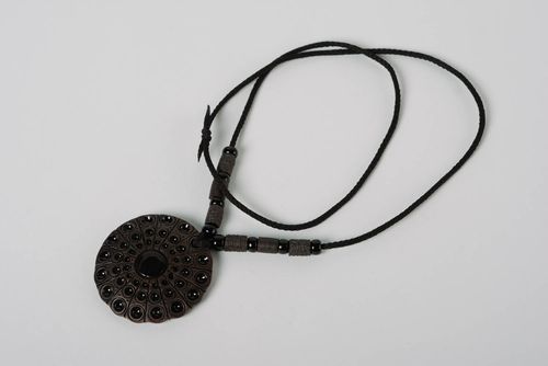 Colgante de arcilla pintado con esmaltes de colores en cordón hecho a mano - MADEheart.com