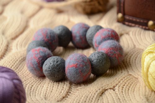 Grey felted wool bracelet - MADEheart.com