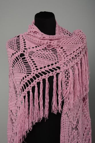 Châle tricoté au crochet à la main rose avec frange - MADEheart.com