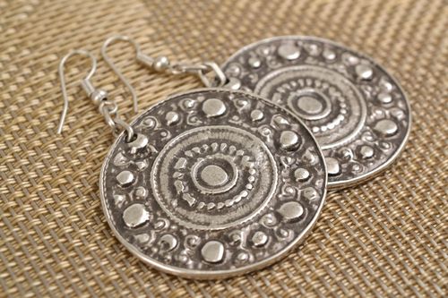 Cast round metal earrings - MADEheart.com