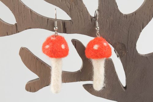 Brincos artesanais feitos de lã na técnica de feltragem seca na forma de amanita - MADEheart.com