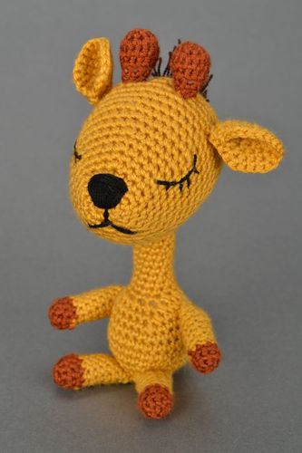 Brinquedo macio de malha feito à mão Girafa dorminhoca  - MADEheart.com