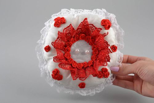 Свадебная подушечка для колец белая с красным круглая красивая ручной работы - MADEheart.com