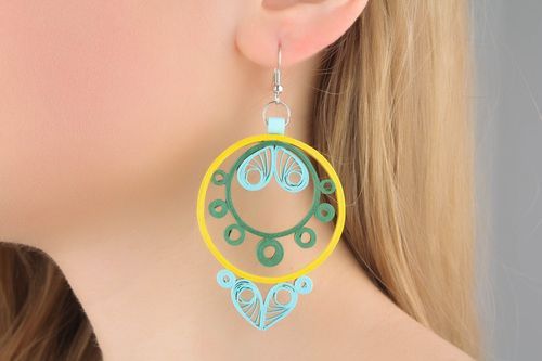 Brincos redondos de papel acessório feminino feito à mão em técnica quilling - MADEheart.com