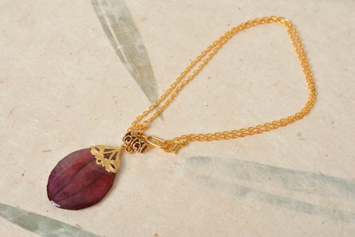 Colgante de resina epoxi con flores secadas en cadenita hecho a mano - MADEheart.com