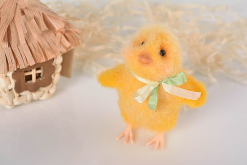 Juguete hecho a mano de lana figura decorativa de fieltro pollo  regalo original - MADEheart.com