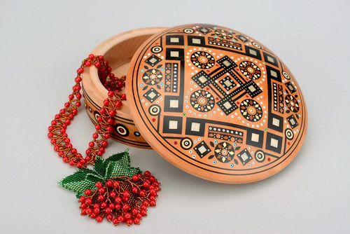 Wooden box inlaid with painted wood pieces - MADEheart.com