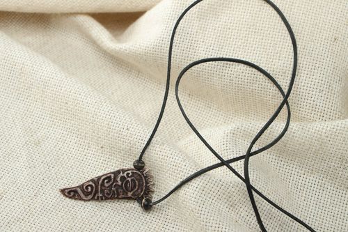 Zahn Anhänger aus Knochen - MADEheart.com