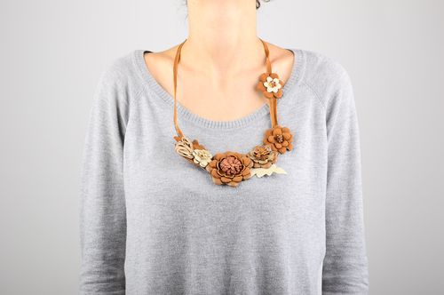 Handmade Blumen Collier Halskette für Damen schöner Schmuck aus Leder braun - MADEheart.com