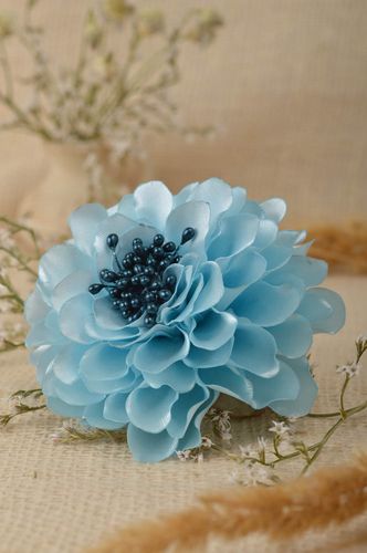 Barrette cheveux fait main Broche fleur Accessoire femme bleu clair en satin - MADEheart.com