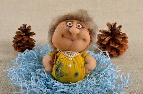 Bambola d arredo fatta a mano pupazzo di capron morbido e interessante - MADEheart.com