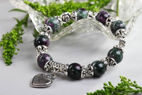 Bracelet en tourmaline Bijou fait main avec éléments en métal Cadeau pour femme - MADEheart.com