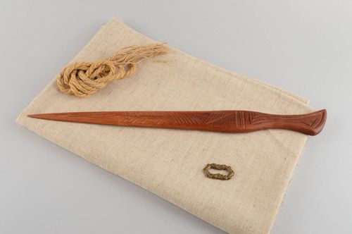 Dague décorative en bois ciré marron faite main cadeau original pour homme - MADEheart.com