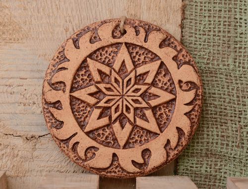 Prato talismã de cerâmica pingente decorativo para parede de argila feito à mão Alatyr - MADEheart.com