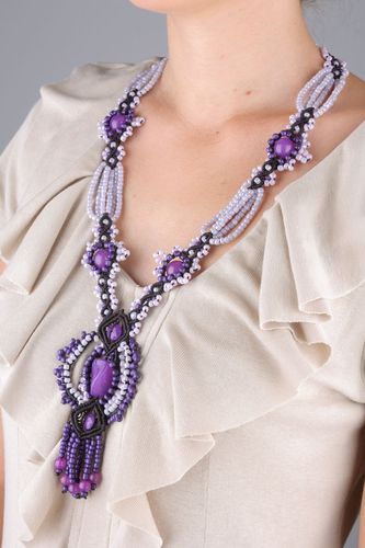 Collar de abalorios en técnica de macramé - MADEheart.com