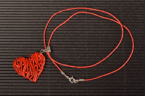 Кулон сердечко из полимерной глины на шнурке красный с черным ручная работа - MADEheart.com