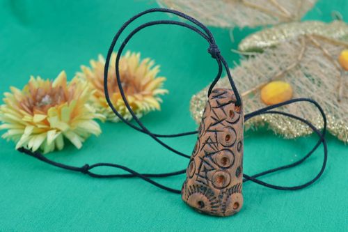 Ciondolo in ceramica naturale fatto a mano pendente etnico in ceramica  - MADEheart.com