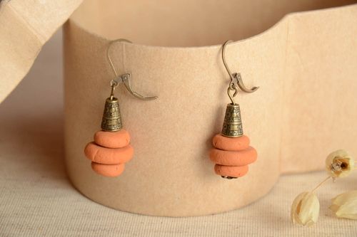 Boucles doreilles céramique Bijou fait main pendantes orange Accessoire femme - MADEheart.com
