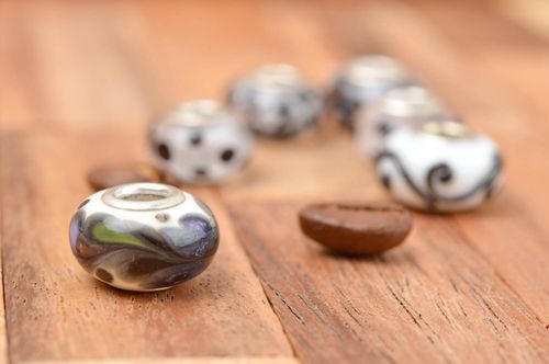 Handgemachte Glasperle auffallend grell Lampwork Perle Schmuckperle zum Basteln - MADEheart.com