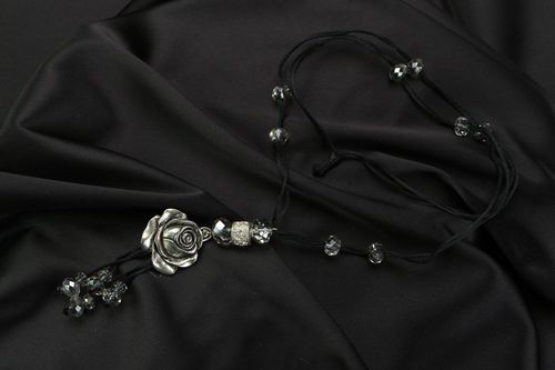 Colgante hecho a mano con rosa  - MADEheart.com