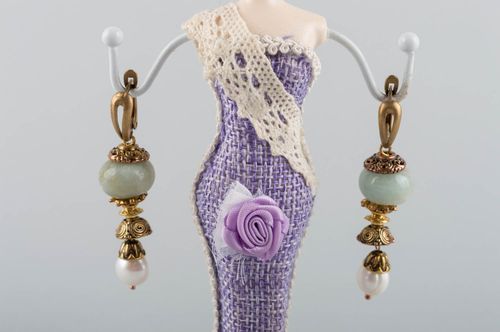 Handmade elegant latten dangling earrings with pearls and natural jadeite beads - MADEheart.com