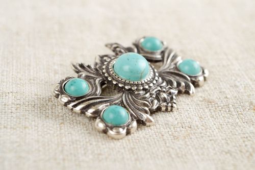 Broche hecho a mano y decorado con turquesa accesorio de moda regalo original - MADEheart.com