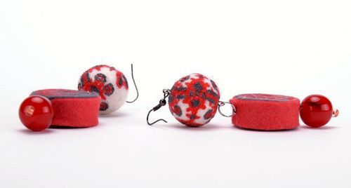 Red felt earrings - MADEheart.com