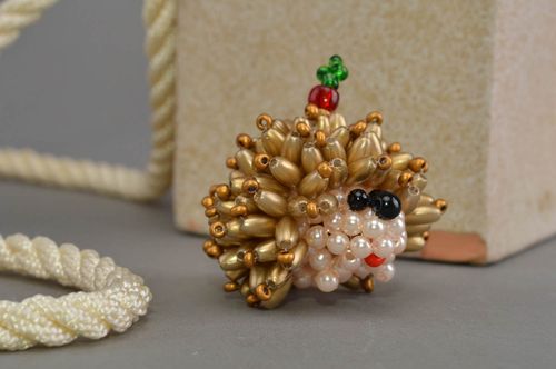 Handmade winzige goldfarbene Deko Figurine Igel aus Glasperlen originell - MADEheart.com