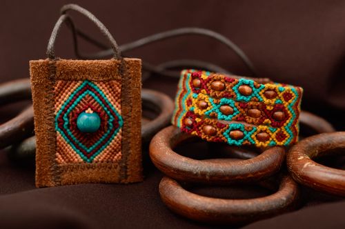 Set de bisutería hecho a mano colgante artesanal de hilos brazalete original - MADEheart.com