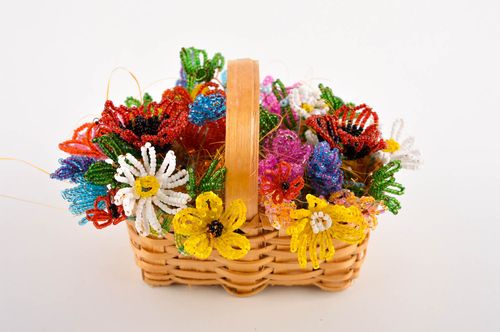 Маленькие цветочки из бисера хэнд медй бисерные цветы в корзине настольный декор - MADEheart.com