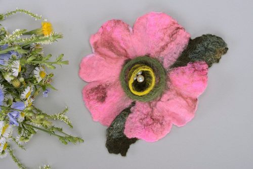 Brooch made from wool and pearls Pink flower - MADEheart.com