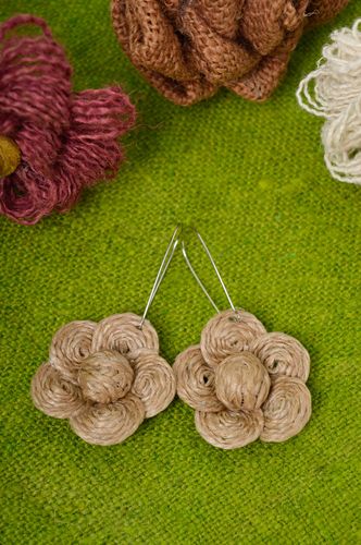 Pendientes hechos a mano de color beige bisutería fina regalo original - MADEheart.com