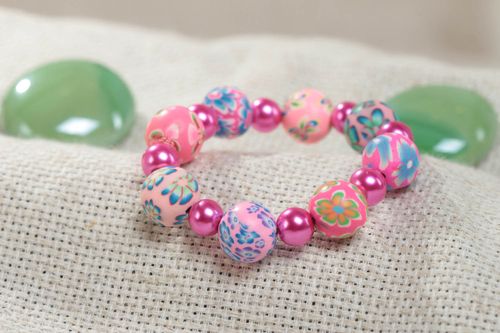 Pulsera de arcilla polimérica artesanal  para niña en gama de colores rosados - MADEheart.com