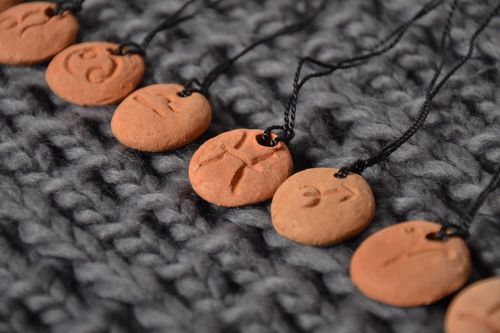 Pingente zodiacal de argila feito à mão Peixes  - MADEheart.com