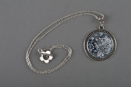 Petit pendentif en résine époxy sur longue chaînette fait main noir et blanc - MADEheart.com