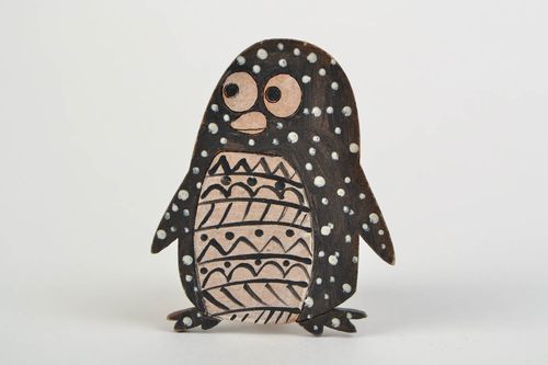 Homemade wooden brooch in the shape of penguin painted with acrylics - MADEheart.com