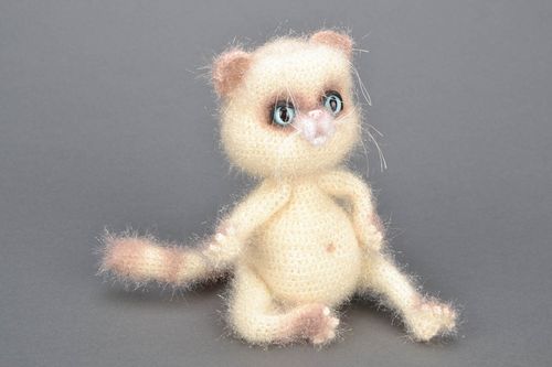 Juguete hecho a mano Gata blanca - MADEheart.com