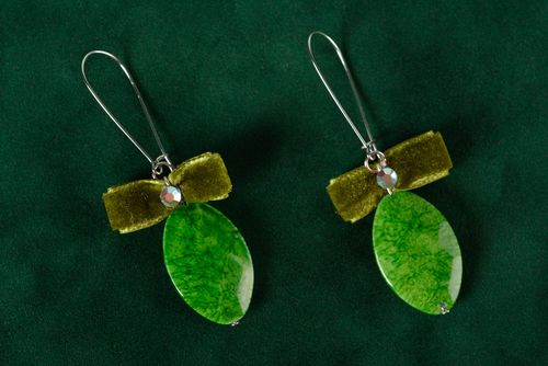 Boucles doreilles pendantes Bijou fait main vertes avec nœuds Cadeau pour femme - MADEheart.com
