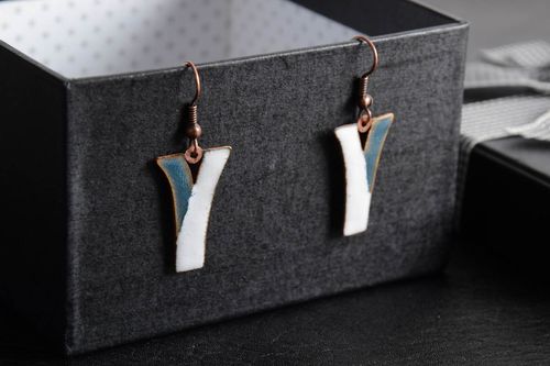 Handgemachte festliche lange Ohrringe aus Kupfer mit Emaillen bemalt für Damen - MADEheart.com