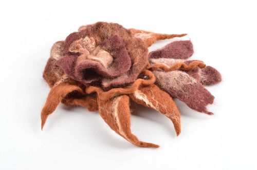 Brosche Modeschmuck handmade Blumen Brosche gefilzter Schmuck Stoff Blume braun - MADEheart.com