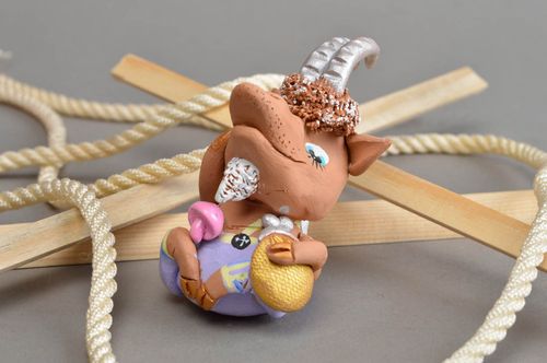 Figura de barro artesanal decoración de hogar regalo para amigos cabrito - MADEheart.com